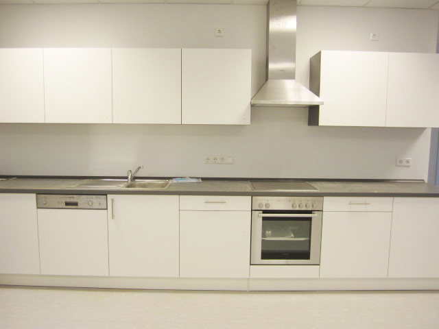 Moderne weiße Gemeinschaftsküche mit Backofen, Ceranfeld, Dunstabzug und Spülmaschine – Studentenwohnheim Eichenforst Amberg