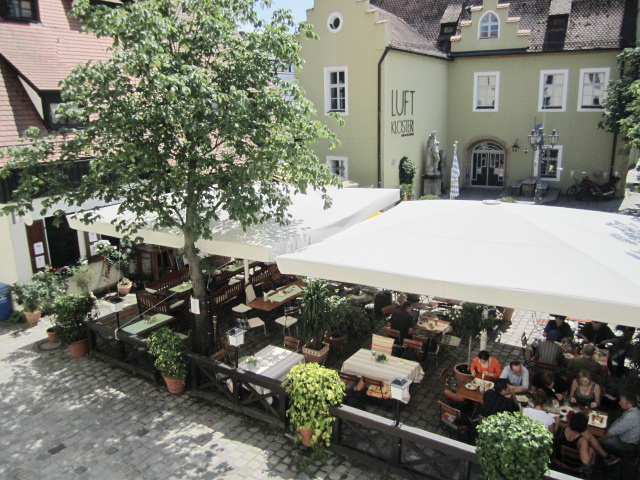 Blick auf einen sommerlichen Innenhof mit Gastronomie in der Amberger Altstadt direkt am Wohnheim – Studentenwohnheim Eichenforst Amberg