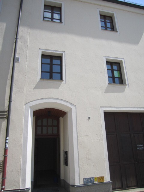 Hauseingang des Studentenwohnheims im Eichenforstgäßchen 9 in Amberg – Studentenwohnheim Eichenforst Amberg