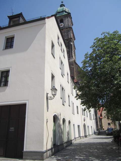 Das Wohnheimgebäude in der Amberger Altstadt mit der Basilika St. Martin im Hintergrund – Studentenwohnheim Eichenforst Amberg