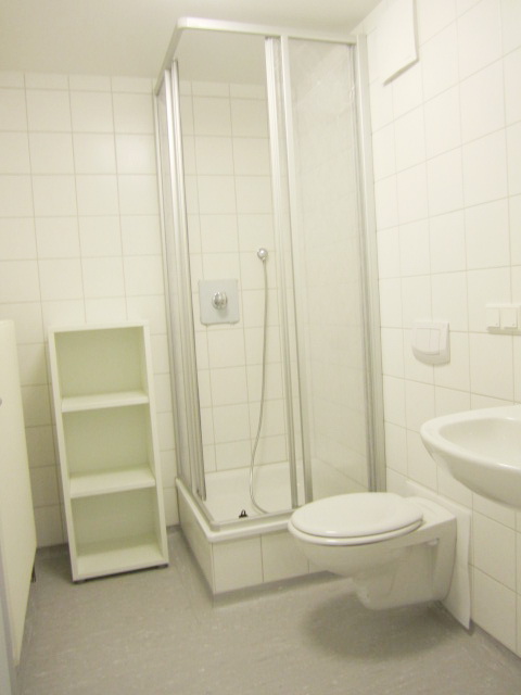 Badezimmer mit Dusche, WC, Waschbecken und Regal – Studentenwohnheim Eichenforst Amberg