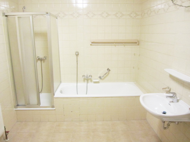 Badezimmer mit Badewanne, separater Dusche und Waschbecken – Studentenwohnheim Eichenforst Amberg