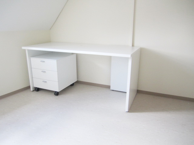 Schreibtisch mit Rollcontainer im möblierten Studentenzimmer – Studentenwohnheim Eichenforst Amberg