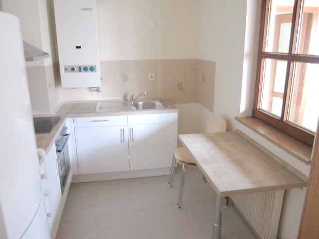 Kleine Küche mit Esstisch, Gastherme und Blick zum Fenster – Studentenwohnheim Eichenforst Amberg